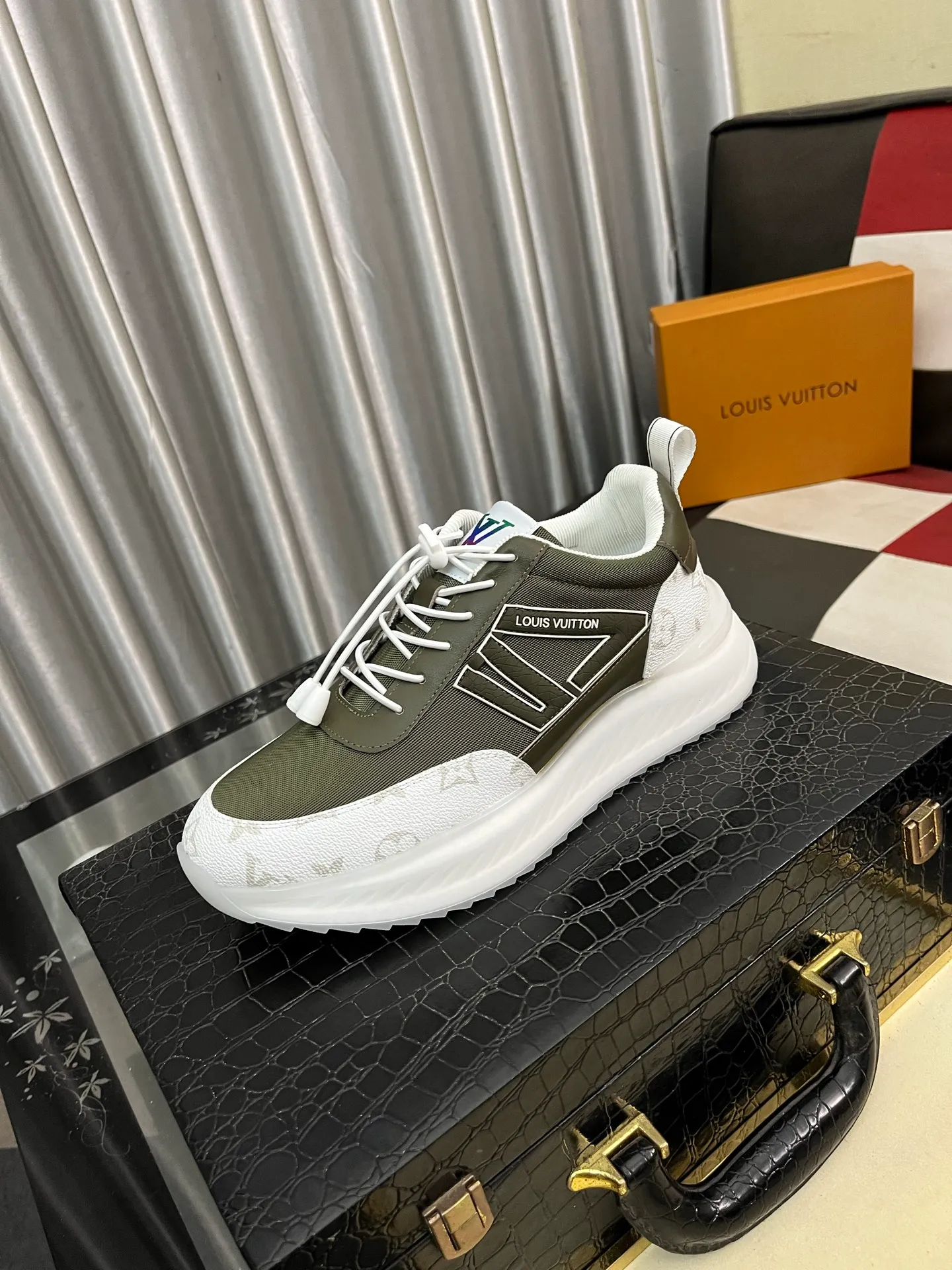 Men's shoes 💰458⌚️⌚️【LOUlS VUlTTON】Louis Vuitton ~ unique and casual style. LV counter purchasing 🏃casual shoes😍😍 are on sale at the men's counter at the same time. Italian imported brands select top-layer Italian cowhide. 🐑Sheepskin lining (refuses to discolor and grind feet) Sole: Original sole specially provided by the original factory 🎬Better in kind Code number: 38-444⃣️Color selection